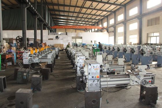 C6251 เครื่องกลึงโลหะซีเอ็นซี Heavy Duty Super Rigidity เครื่องกลึงโลหะเฟสเดียว